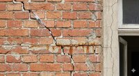 Fissures de façade : types, causes & réparation